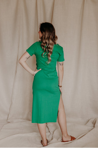 Femme de dos avec une robe verte.
