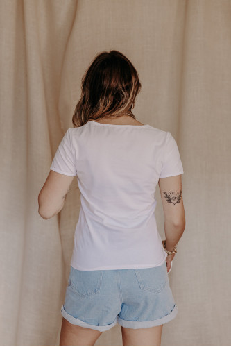 Femme de dos avec un t-shirt blanc.