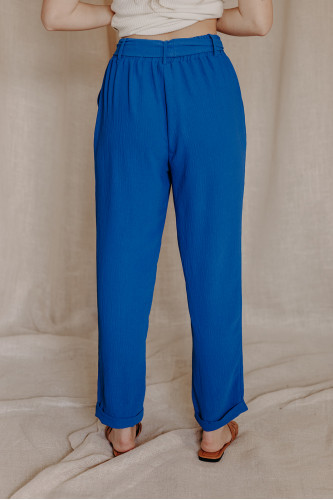 Femme de dos avec un pantalon bleu.