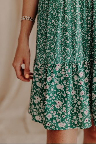 détails d'une robe verte à fleurs