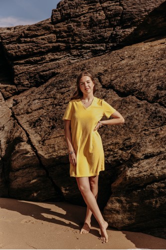 Femme avec une robe jaune.