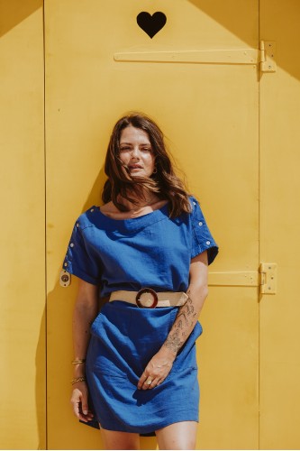 Femme avec une robe bleue.