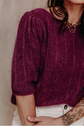 détails d'un pull violet