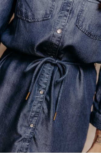 détails d'une robe bleue ne tencell