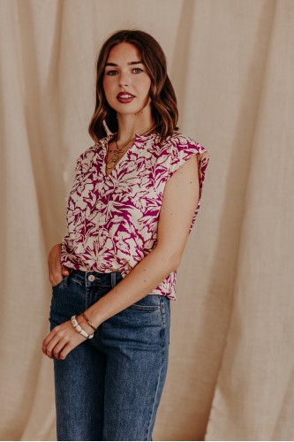 femme debout qui porte un top fuchsia