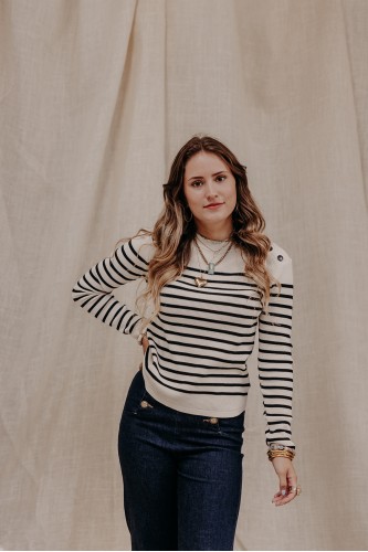 femme debout qui porte un pull marinière et un jean large