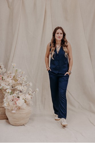 Femme qui porte un pantalon fluide bleu marine.