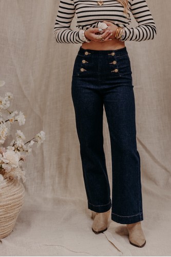 Femme qui porte un jean brut large taille haute.