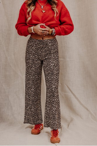 Femme avec un pantalon léopard.