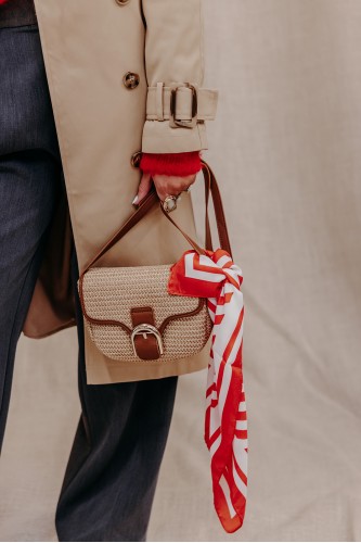 Femme avec un foulard sur son sac.