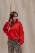 Femme avec un pull rouge.