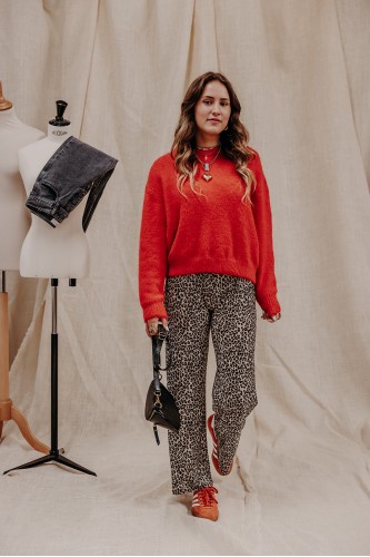 Femme avec un pull et un pantalon.