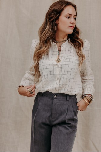 Femme avec une chemise à carreaux.