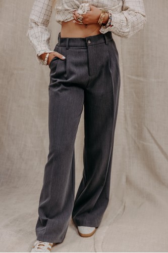 Femme avec un pantalon gris foncé.