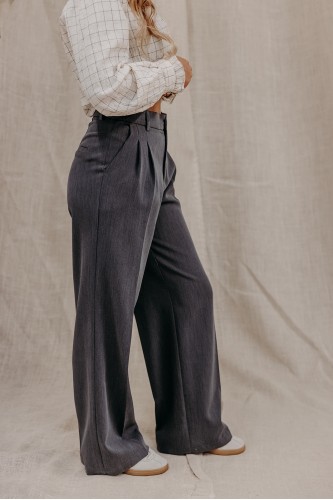 Femme de profil avec un pantalon.