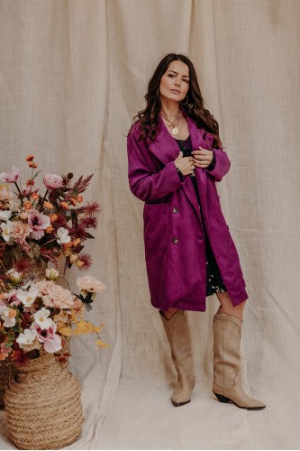 Femme avec un manteau fushia.