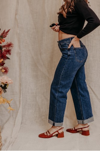 Femme de profil avec un denim.