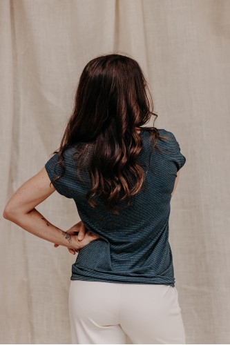 Femme de dos avec un t-shirt.