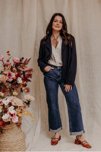 Femme avec une veste et un denim.