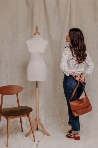 Femme de dos avec un sac.