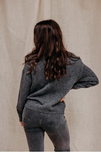 Dos d'une femme qui porte un pull gris uni.