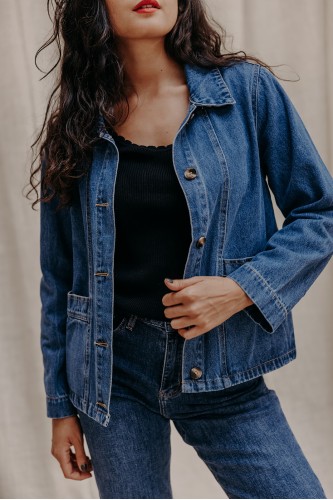 Femme avec une veste en jean.