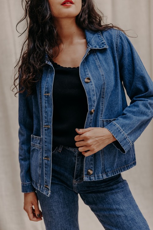 Femme avec une veste en jean.