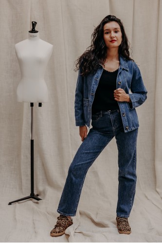 Femme avec un total look denim.