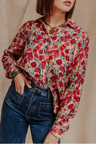 Femme avec une blouse imprimée.