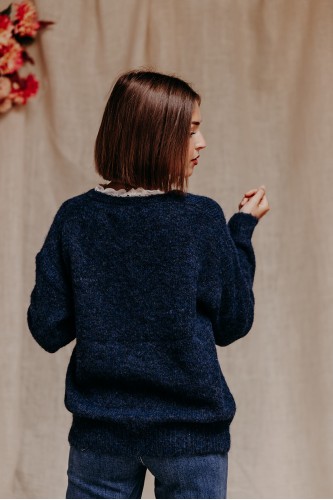 Femme de dos avec un pull.