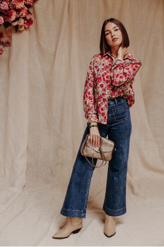 Femme qui tient un sac.