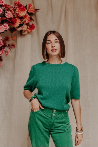 Femme avec un pull vert.