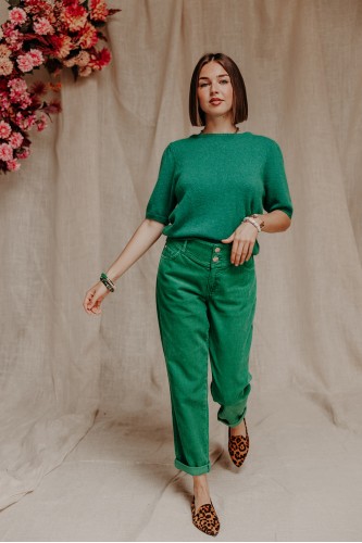 Femme avec un total look vert.