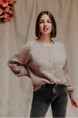 Femme avec un pull uni.