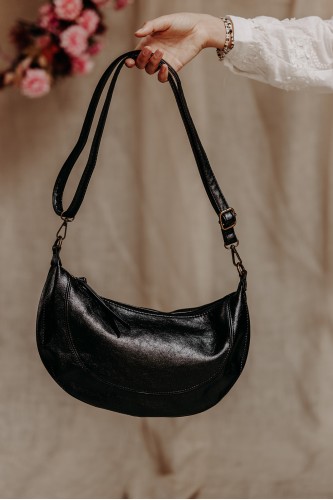 Femme avec un sac noir.