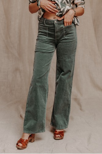 Femme avec un pantalon vert d'eau.