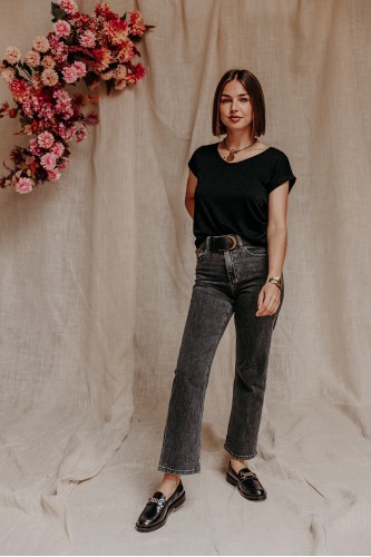 Femme avec un top et un denim.