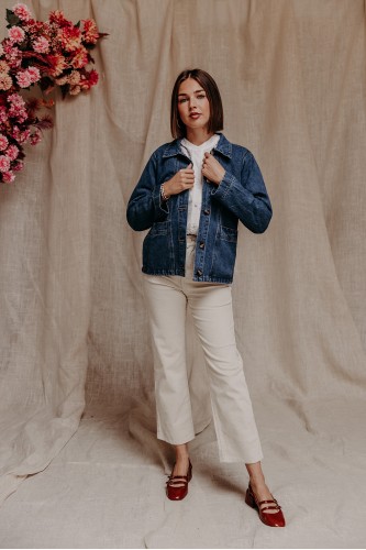 Femme avec un denim écru.