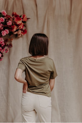 Femme de dos avec un t-shirt.