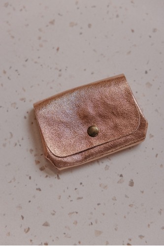 Pochette champagne posée.