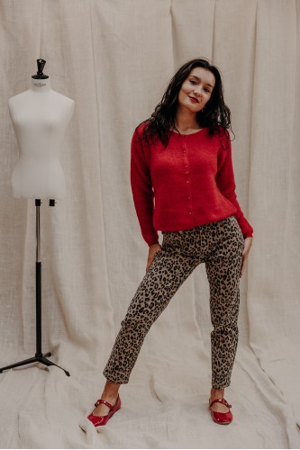 Femme avec un gilet rouge en mohair.