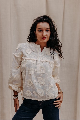 Femme avec une blouse écrue.