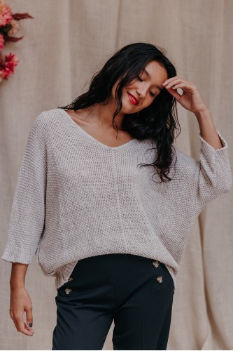 Femme avec un pull beige col v.