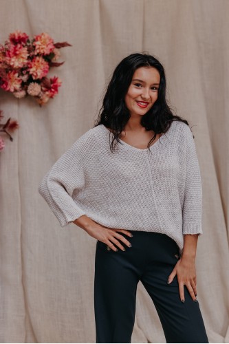 Femme avec un pull beige.