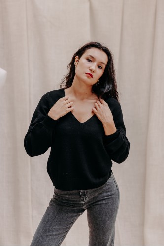 Femme avec un pull noir.