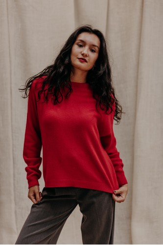 Femme avec un pull.