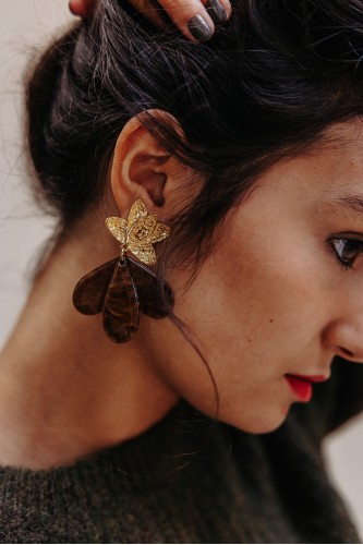 Femme avec des boucles marrons.