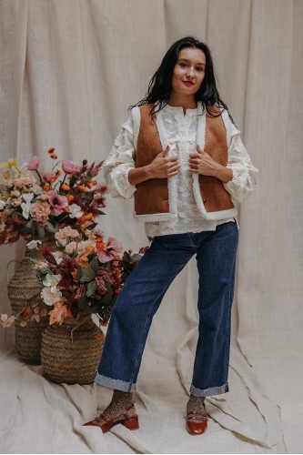 Femme avec un gilet et une blouse.