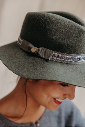 Femme avec un chapeau.