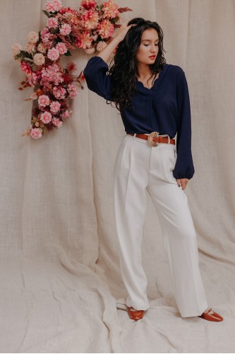 Femme qui porte une tenue avec une blouse.